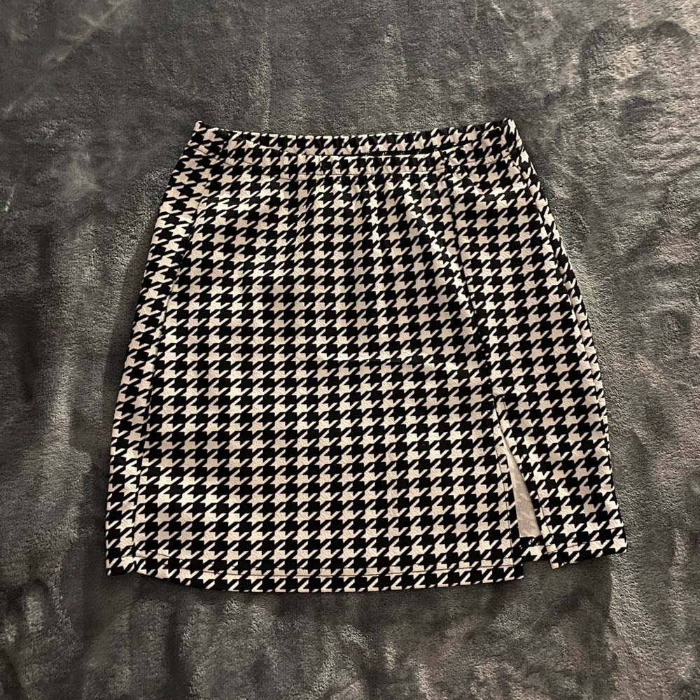 Split hem houndsooth skirt